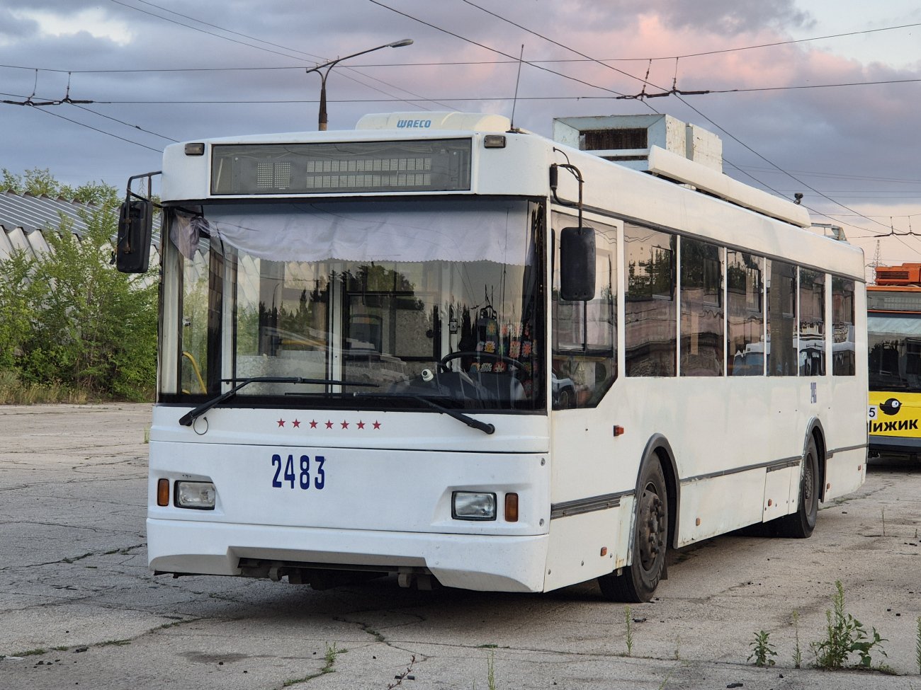 В Тольятти троллейбус оборвал провода на Дзержинского, они упали на Lada Vesta