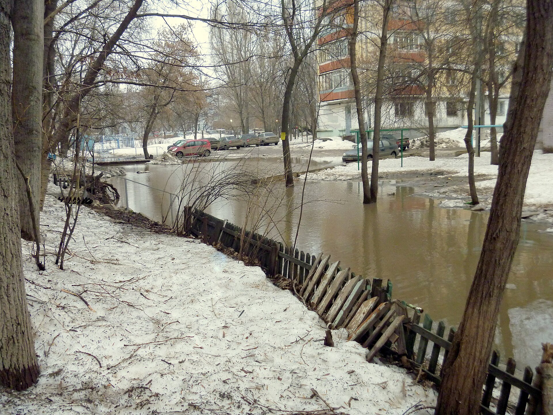 Заводское шоссе в Самаре затопило: «РКС-Самара» отключили водовод