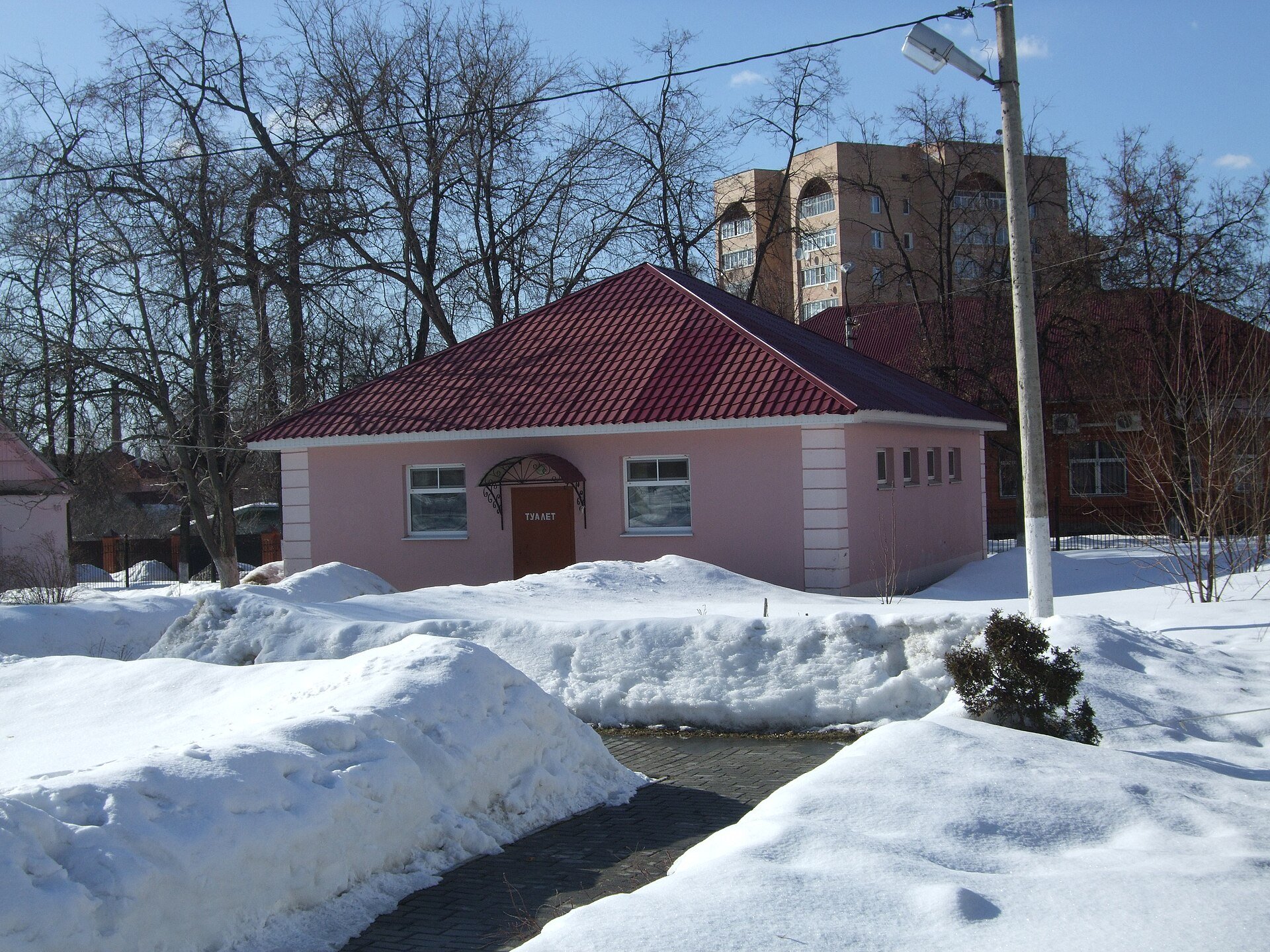 У Итальянского сквера в Тольятти залили бетоном два газона — там поставят туалетные модули