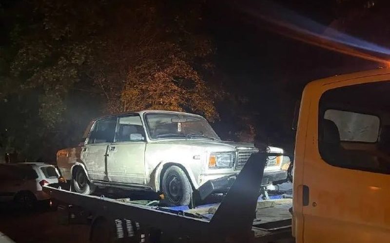 В Самаре на Революционной молодёжь оторвала бампер у машины после ДТП — Самарское информбюро