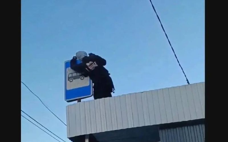 В Тольятти задержали двух подростков за порчу дорожного знака на остановке.