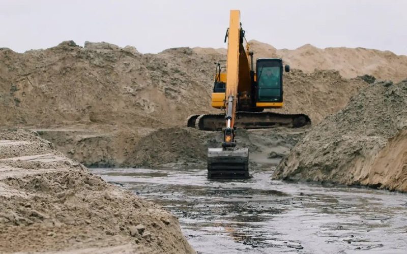 Расчистка реки Сызранка в Самарской области продолжится до ледостава, завершение работ запланировано на 2027 год.