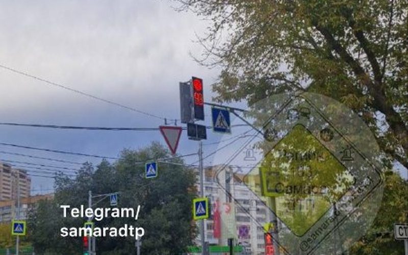 После установки светофоров на перекрёстке Карла Маркса и Владимирская в Самаре возник коллапс из-за длительного красного сигнала и короткого зелёного.