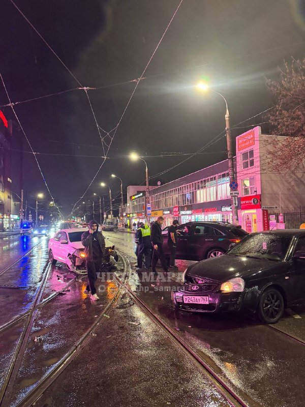 Авария произошла возле ТЦ «Аврора» на улице Аэродромной в Самаре