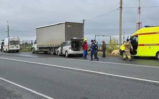 На трассе М-5 в Красноярском районе LADA Granta столкнулась с грузовиком DAF, водитель доставлен в медучреждение