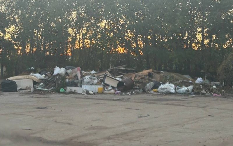 Жители поселка Чапаевка Волжского района жалуются на нерегулярный вывоз мусора регоператором «Экология», администрация направила письмо для пересмотра графика.